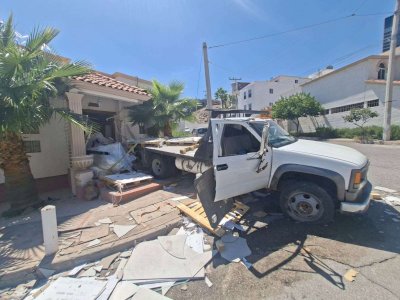 Se impacta camión de carga contra casa en Jardines de San Francisco 