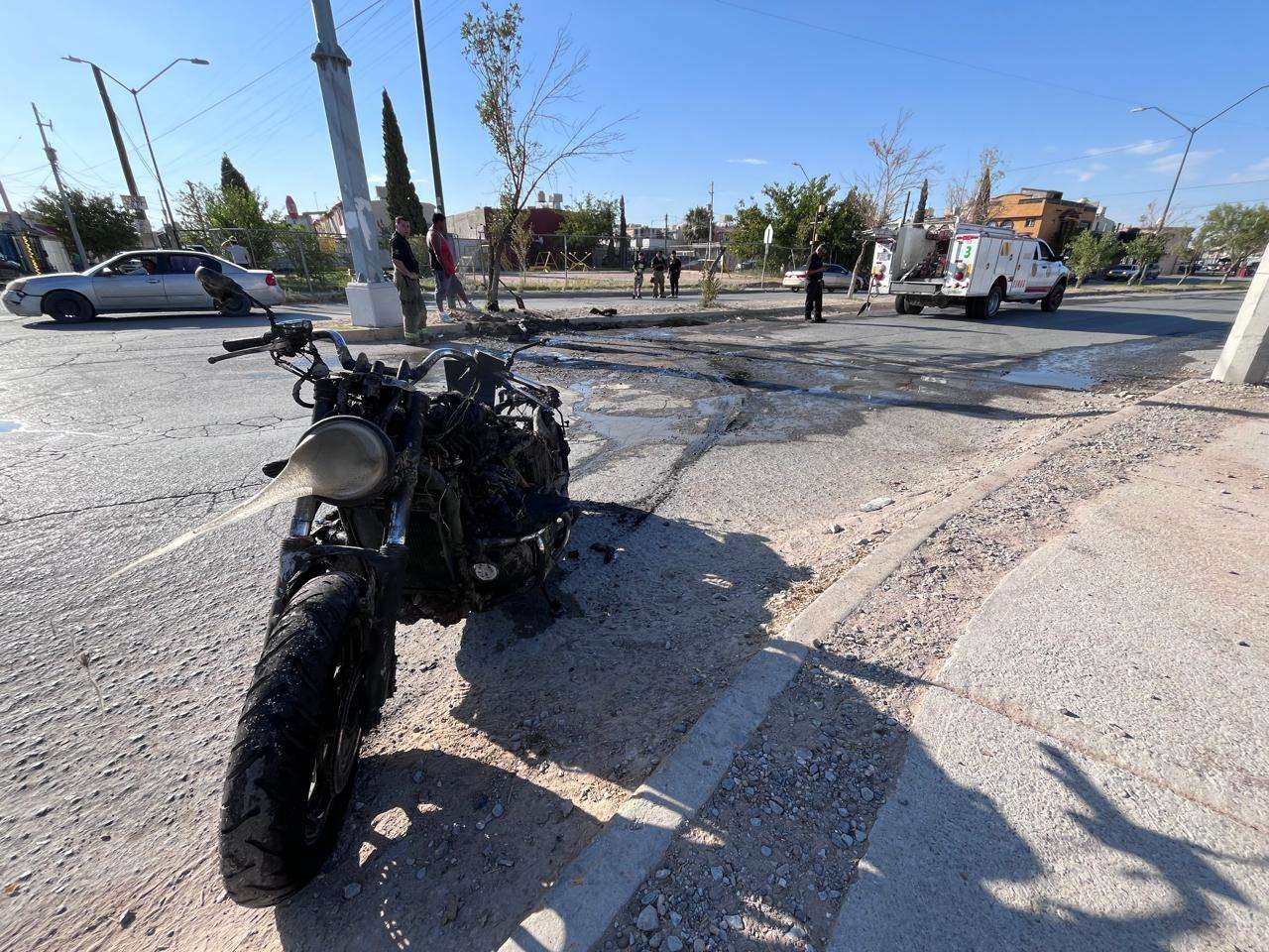 Se incendia motocicleta tras presunto derrame de gasolina en Paseos del Alba