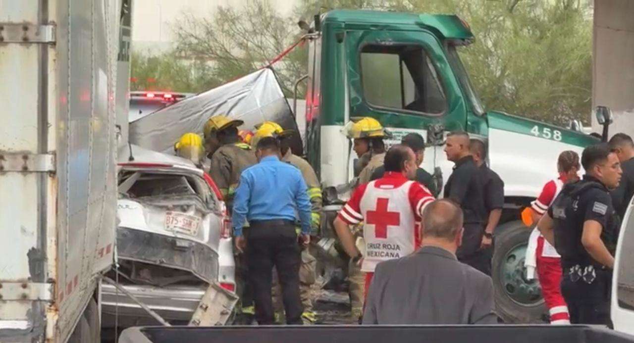 Mueren dos tras quedar camioneta atrapada entre tren y tráiler
