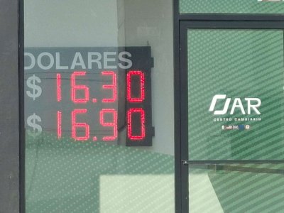 Baja el dólar a $16.90 en centro cambiario JAR