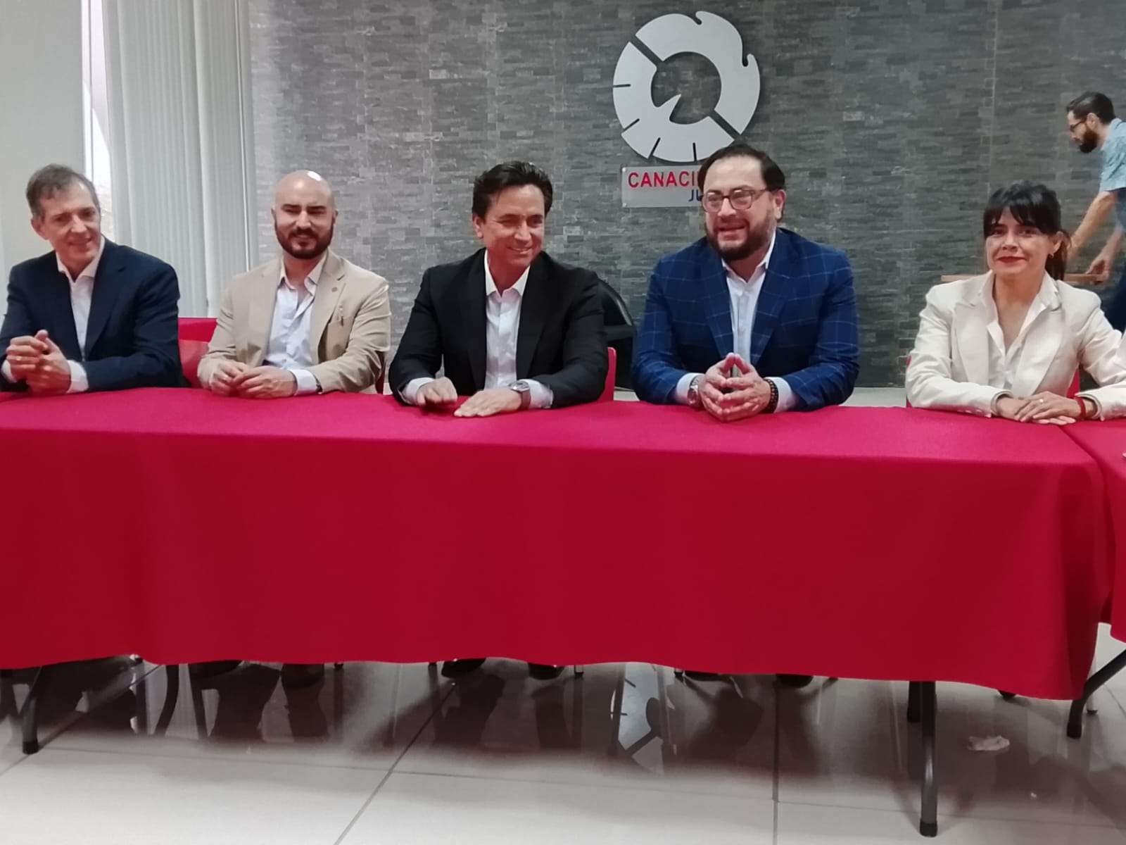 Trazan CANACINTRA y AENOR ruta para convertir a Juárez en una Smart city
