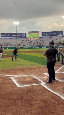 Lanza Santigo la primera pelota en la final de la Liga Estatal de Béisbol