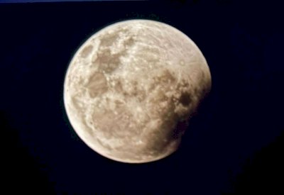 Presencian chihuahuenses el eclipse lunar parcial