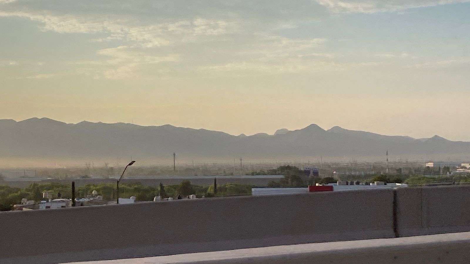 Cubre densa capa de contaminación la zona sur de la ciudad