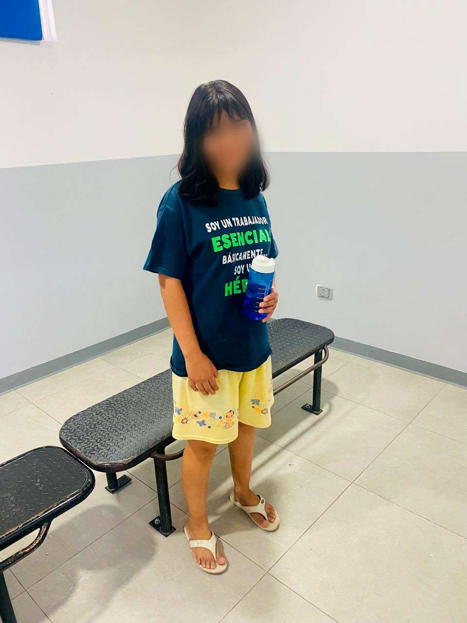 Buscan a familiares de adolescente extraviada en Parajes de San Isidro