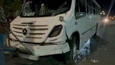 Impacta sentra de frente a camión urbano en la Niños Héroes