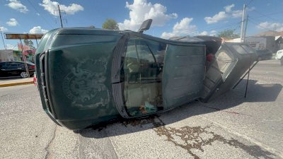 Vuelca Pick Up luego de chocar en la colonia Revolución 