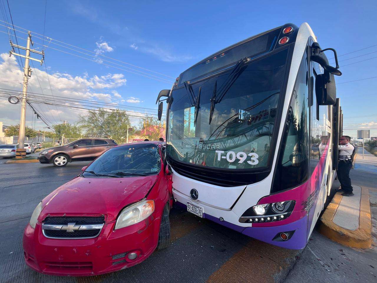 Choque entre auto y JuárezBus deja cinco lesionados en la Triunfo