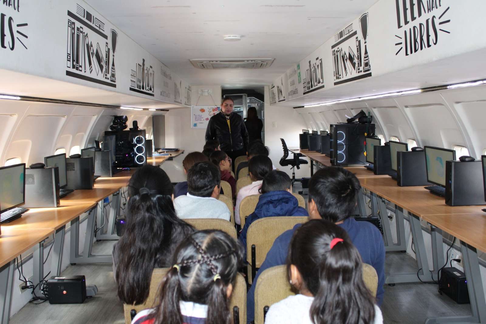 Esperan que estudiantes visiten el Biblioavión