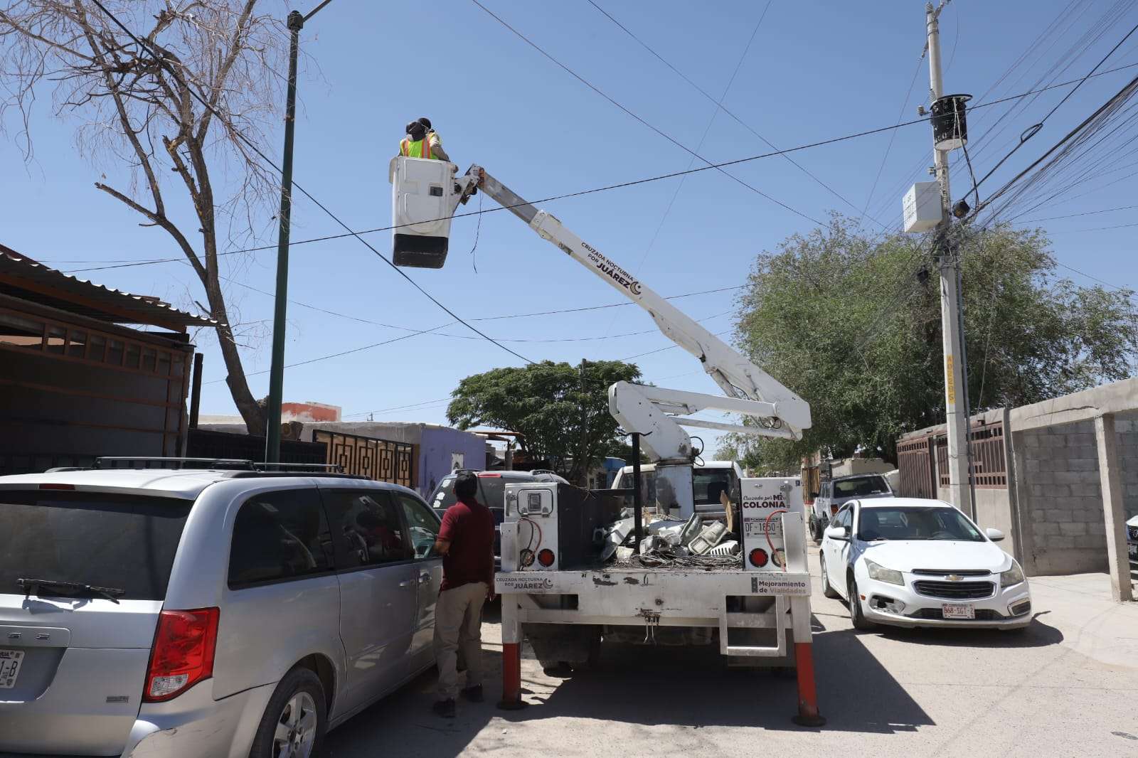 Refuerza Alumbrado Público iluminación en Parajes del Sur