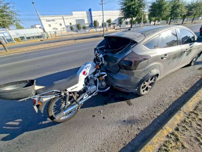 Choca motociclista contra vehículo en la avenida Homero