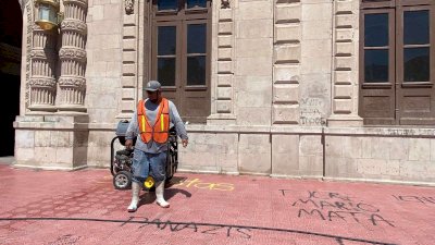Realizan limpieza de grafitis en Palacio de Gobierno 