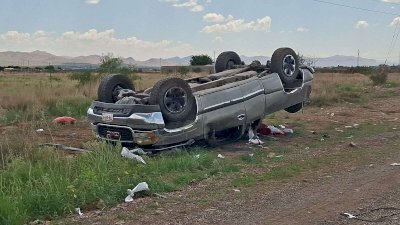 Pierde el control y vuelca en la carretera a Juárez