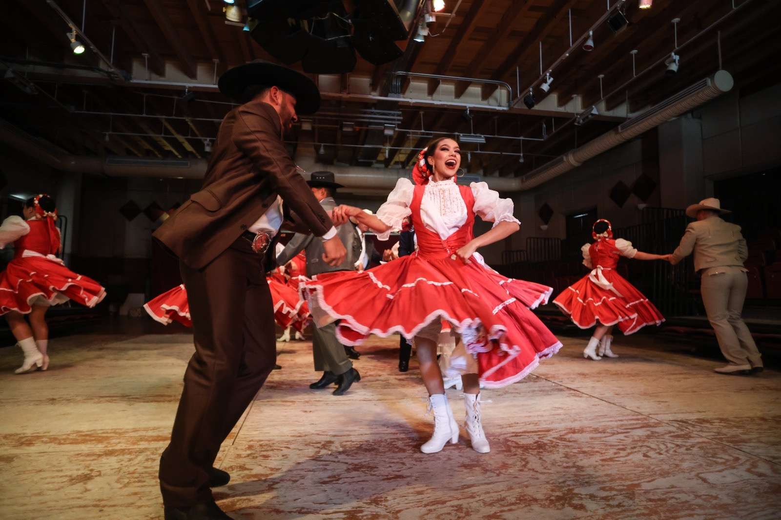 Celebra compañía de danza las tradiciones de Chihuahua con espectáculo