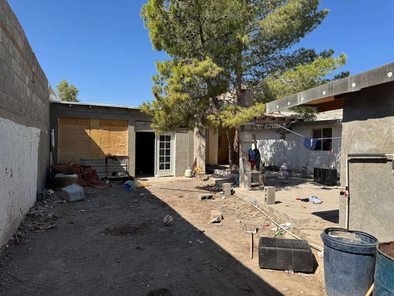 Muere hombre y mujer resulta lesionada en riña de pareja 