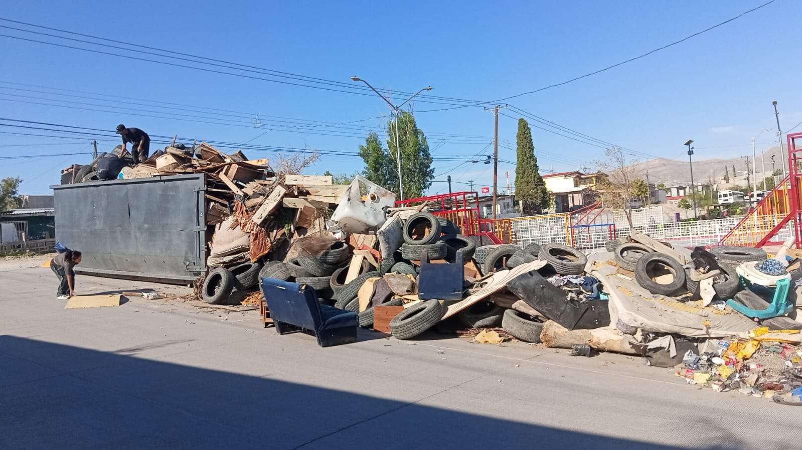 Llenan vecinos cuatro Puntos Limpios en pocas horas