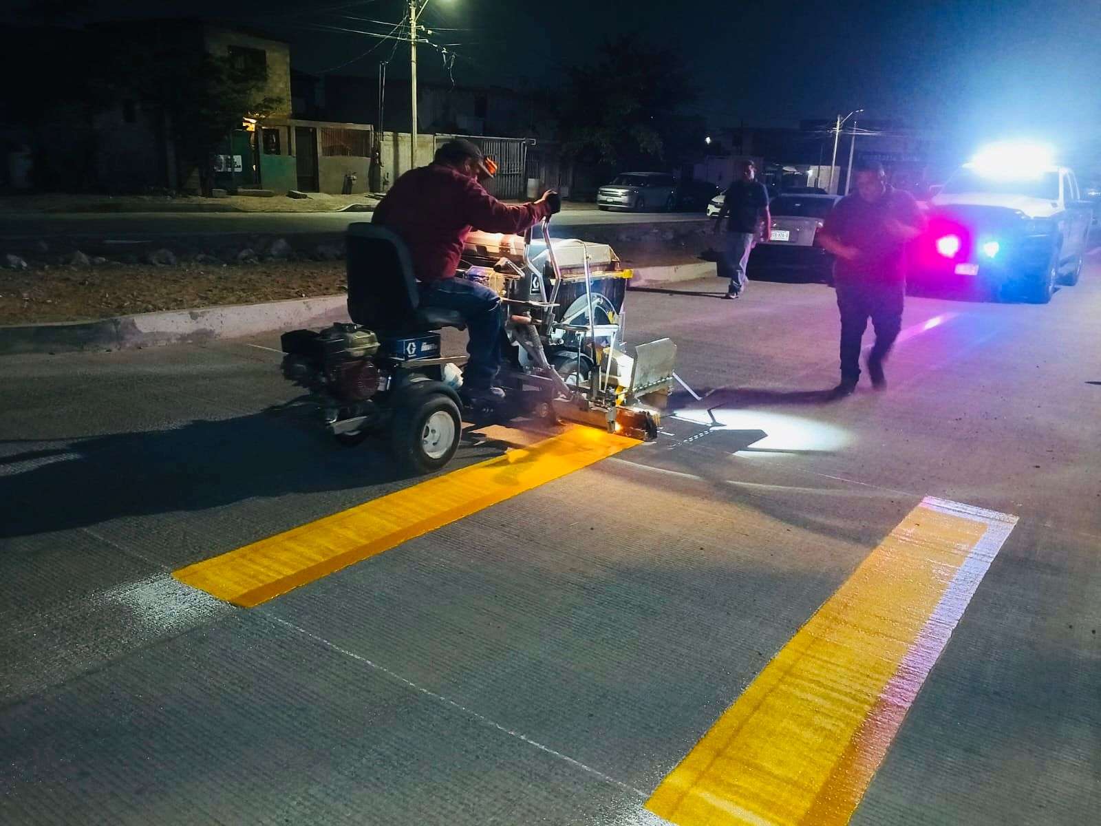 Pintan cruces peatonales y carriles en distintos puntos de la ciudad