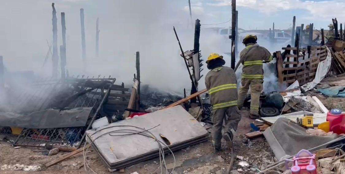 Incendio consume vivienda de madera en la colonia Campesina 