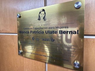 Develan placa en honor a Paty Ulate en Universidad de las Mujeres