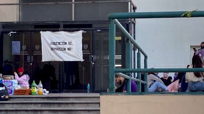 Mantienen normalistas bloqueo en oficinas de Educación