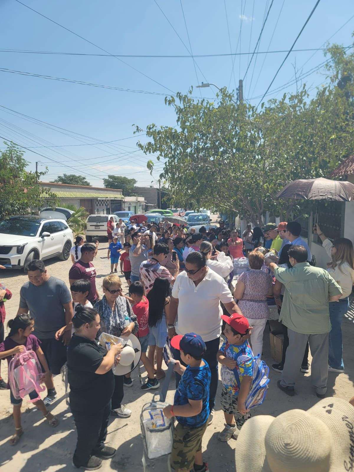 Entrega Canaco mil 200 kits escolares a familias vulnerables 