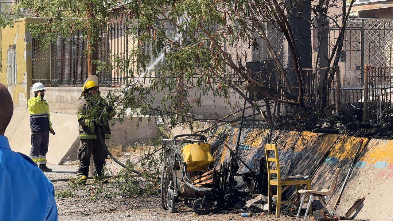 Consume incendio vivienda en la colonia Juárez 