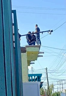Rescatan a uno que amenazaba con arrojarse de una azotea