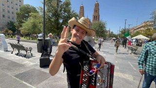 Sorprende Wicho grabando video musical en Plaza de Armas 