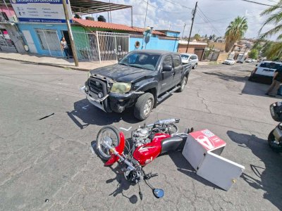 Resulta repartidor con fractura luego de ser impactado 