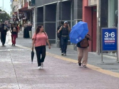 Cae ligera lluvia en el Centro de la ciudad