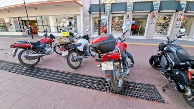Invaden motocicletas corredores peatonales de la Libertad 