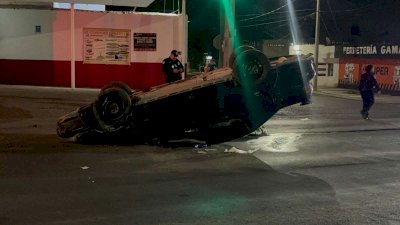 Impacta contra semáforo y termina volcada en la Tecnológico