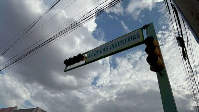 Reportan falla de semáforos en Juan Escutia e Industrias