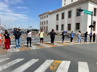 Cierran normalistas avenida Carranza; exigen plazas definitivas