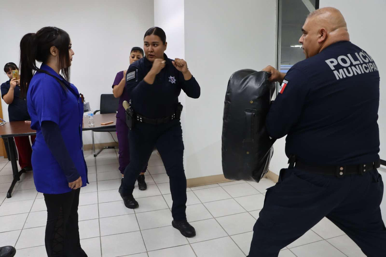 Ofrecen municipales talleres de seguridad para mujeres en la maquila