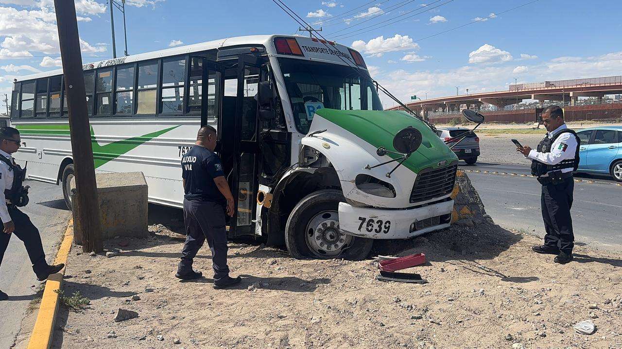 Camión se impacta contra muro de contención en el Norzagaray