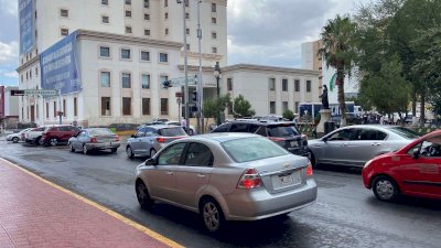Refresca ligera lluvia la tarde en el centro de la ciudad 