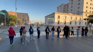 Bloquean normalistas la Avenida Carranza; cumplen 4 días de protesta