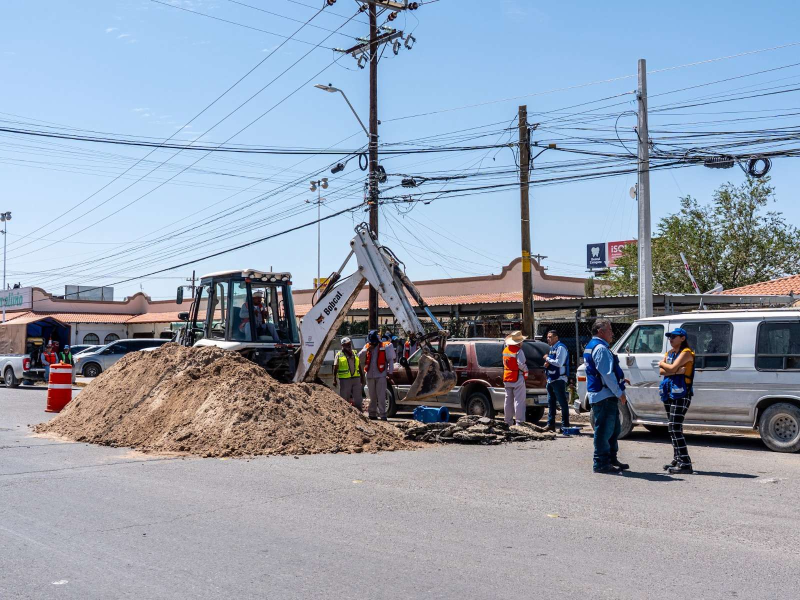 Reparan fuga de agua potable en el bulevar Óscar Flores 