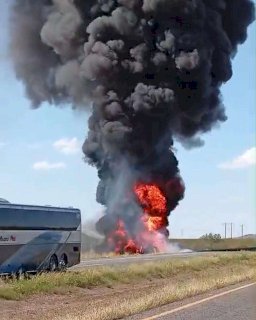 Vuelca y explota pipa en la carretera a ciudad Juárez; cierran circulación