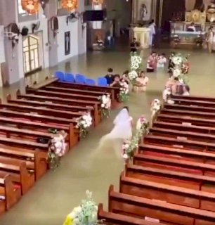 Se casa pareja en templo completamente inundado en Filipinas