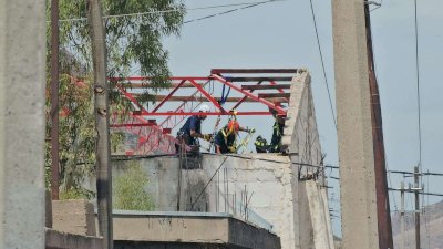 Sufre trabajador descarga eléctrica y queda herido en la Robinson