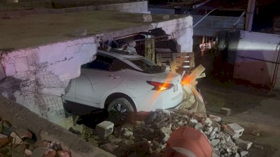 Choca conductora de Versa contra bodega en la Pacheco