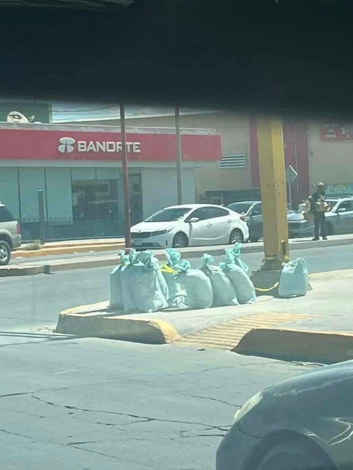 Aclaran misterio de los sacos verdes en semáforos de Juárez 