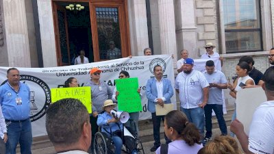 Llegan trabajadores de la Uach a Rectoría y bloquean calles