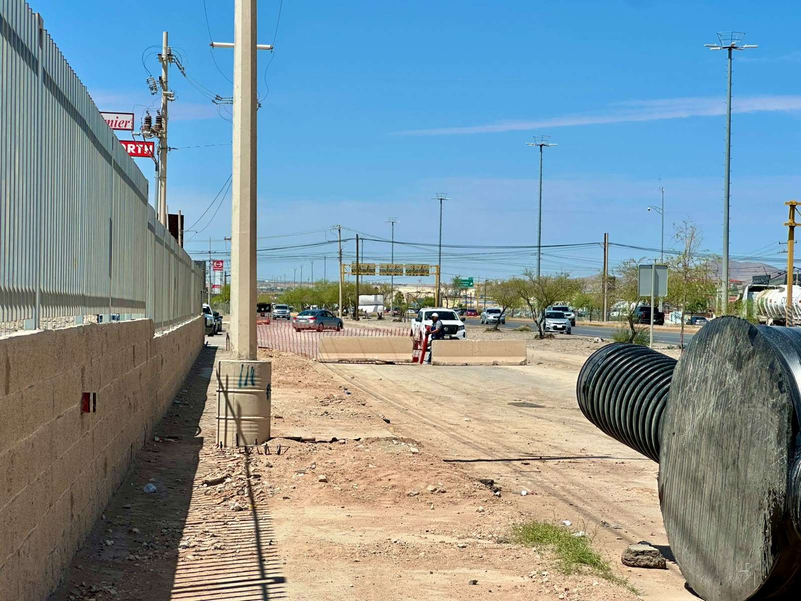 Conductores no respetan señalamientos y caen en Obras de JMAS