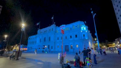 Luce Palacio Municipal símbolos patrios en la parte superior 