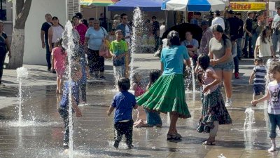 Disfrutan niños las fuentes de la Catedral por altas temperaturas