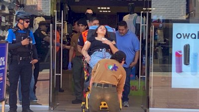 Atienden paramedicos de Urge a mujer que sufrio desmayo en la Liber