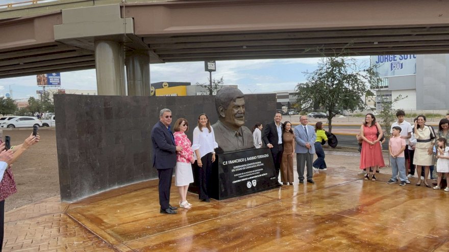 Devela Municipio y UACH monumento a Pancho Barrio